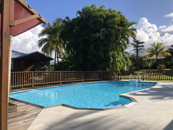 Vue mer sur la montagne depuis la piscine de Lamatéliane