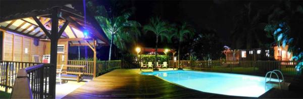 Ambiance nocturne aux gîtes Lamatéliane, le jardin et l'espace piscine