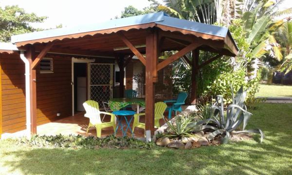 Terrasse ombragée à l'arrière du terrain.