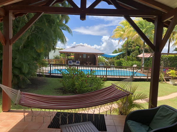 L'espace piscine depuis une terrasse.