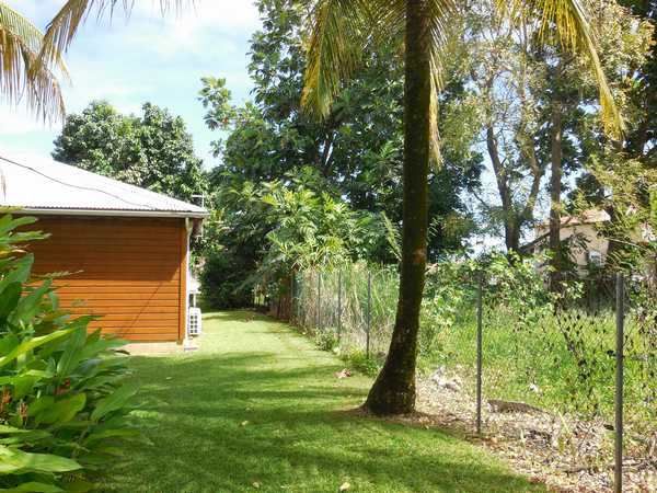 The back of the lodgings, on the field side, without any neighborhod