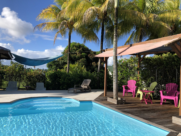 Pergola et espace détente autour de la piscine de Lamatéliane