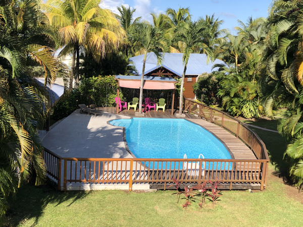 Piscine sécurisée de 50m² aux gites Lamatéliane.