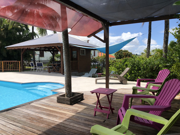 Pergola ombragée au bord de la piscine.