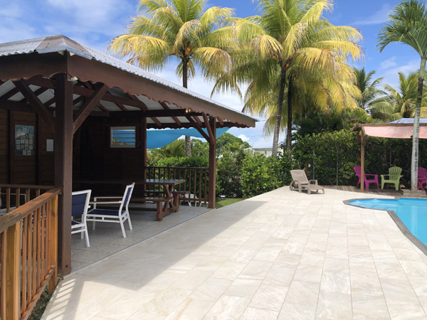 Piscine de 50m² ; deck et terrase de 90 m² à Lamatéliane.