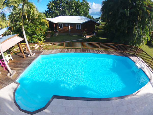 A Lamatéliane, le carbet, le deck, la terrase et la piscine.