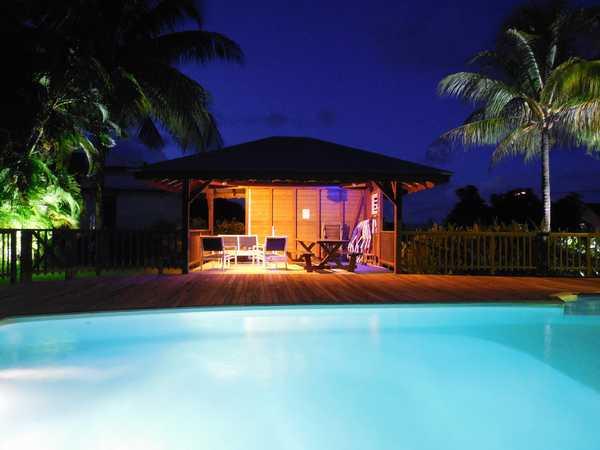 Ambiance nocturne autour de la piscine de Lamatéliane