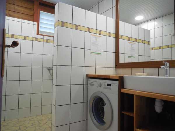 The bathroom of the bungalow Antilles, to the cottages Lamateliane