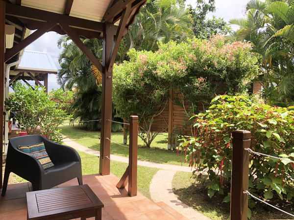 Terrasse aménagée de votre location en Guadeloupe.