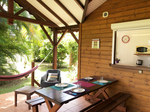 Terrasse aménagée avec espaces détente et repas dans chaque gite.