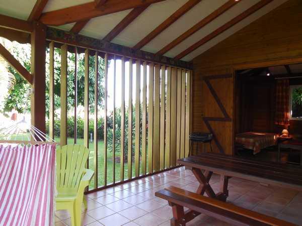 Salon ouvert sur la terrasse aux gites Lamatéliane Guadeloupe.