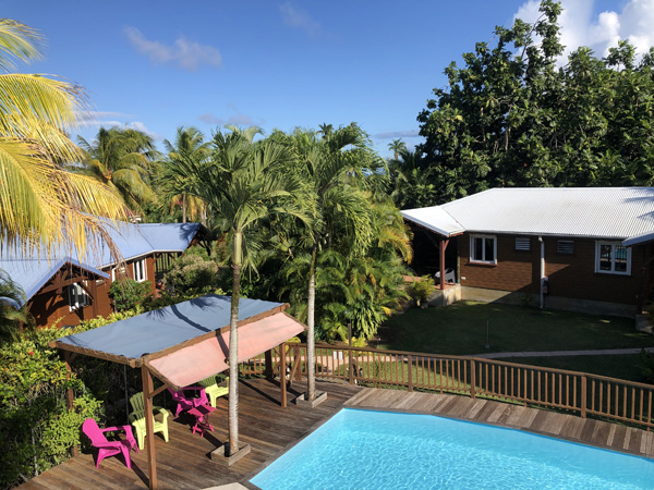 Vue du domaine Lamatéliane : les 4 gites, jardin et piscine"