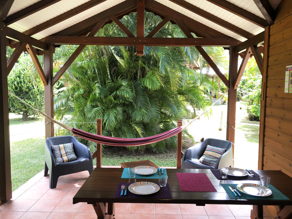 Grande terrasse abritée des gîtes Lamatéliane