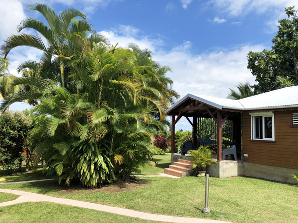 Bungalows en bois dans le jardin tropical