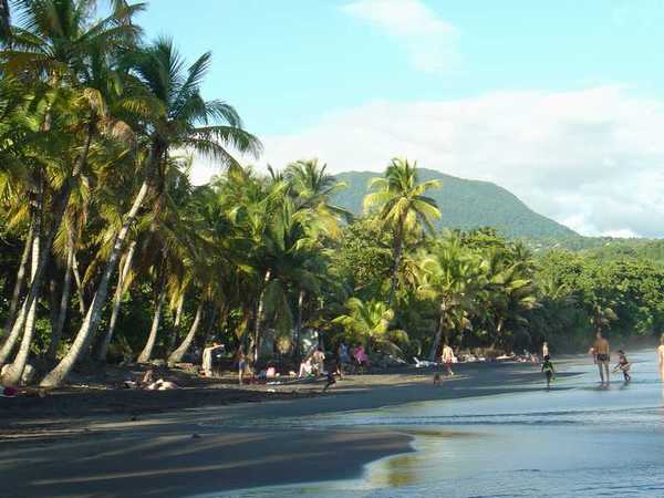 Plage de Trois Rivières près de votre location de bungalow en Guadeloupe